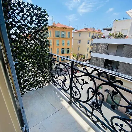 With Ac - 15 Min - 5 Min Bars Apartment